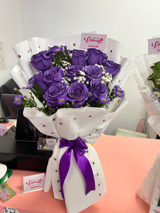 12 roses flat bouquet